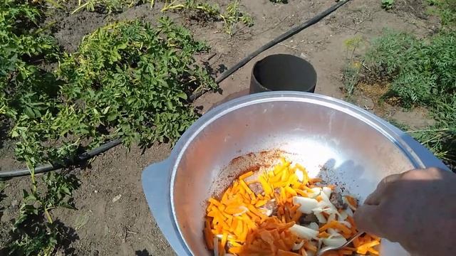 Приготовление плова в казане.