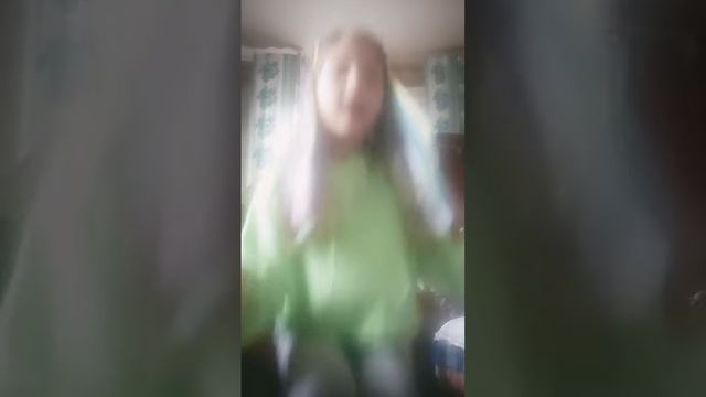 У меня на волосах заколки с цветными прядями❗ смотреть онлайн