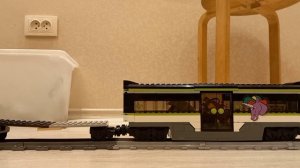 Lego поезд катается