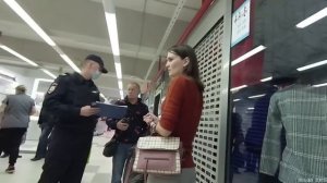 Борзая торгашка выталкивает и обливает водой покупателей. / Вызвали полицию. / Заява на торгашку.