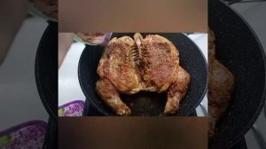 Цыпленок табака на сковороде.