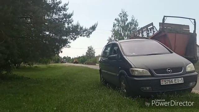 Тракторист працуе.