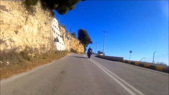 amazing Yamaha R1 vs Honda CB400vtec (chris rea road to hell) смотреть онлайн