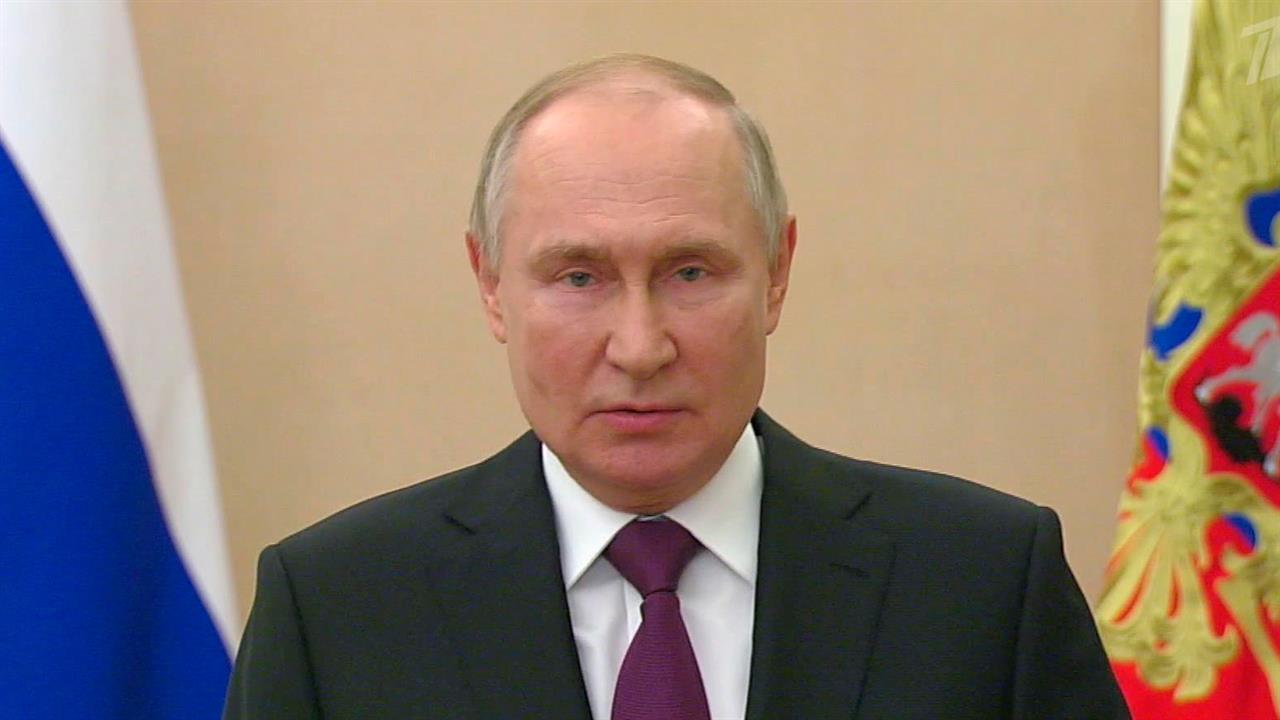 Российских спасателей с праздником поздравил Владимир Путин