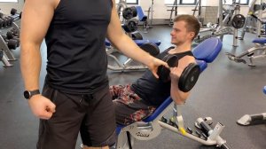 подъем гантелей лежа на скамье под углом 45 градусов.mp4