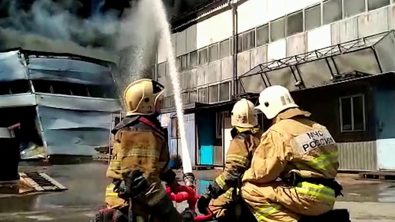 В Самаре горит склад с полиэтиленом и краской
