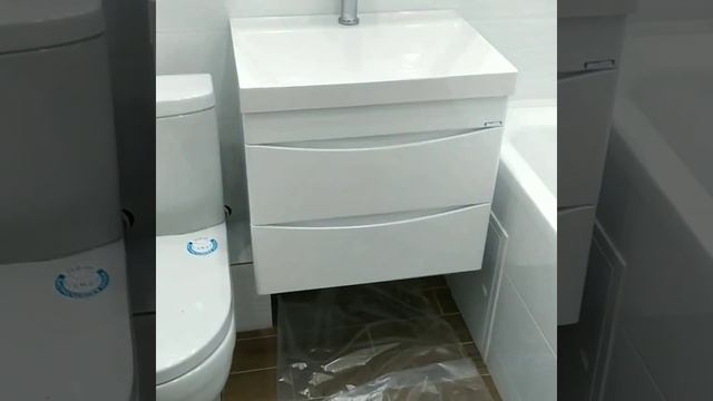 Установка навесного шкафчика и зеркала