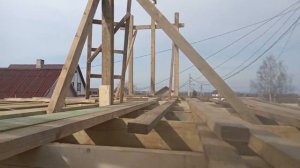 Установка стоек под конек крыши. Установка конька