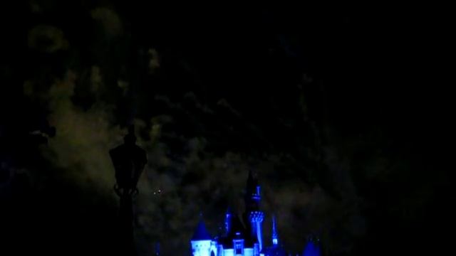 Фейейверк в Диснейленде, Анахайм, США. 20 марта 2010 года смотреть онлайн