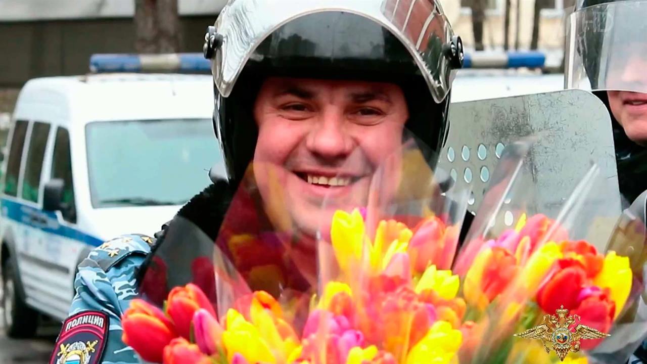 Мужчины во всех российских регионах поздравляют женщин с праздником
