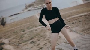 Мокрая девочка танцует