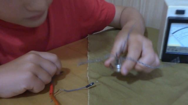 Куда подавать сигнал на Транзисторе ? На базу и эмиттер или коллектор ? смотреть онлайн