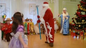 Дед Мороз круто зажигает на празднике в детском саду, смотреть всем