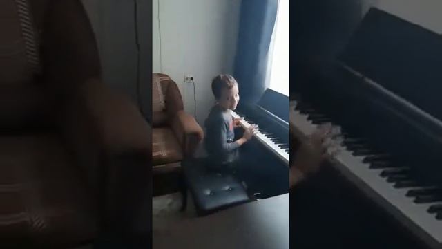 Учится  играть  пианино