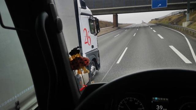 Zawodowy włóczęga #1 Dwa Robury poszły w góry ? Actros "zielone szaleństwo" 360 PS vs Actros 450 PS смотреть онлайн