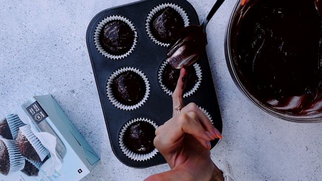 Low Calorie 3 Ingredient (Diet Coke HACK) Chocolate Muffins - Valentine's Day Recipe смотреть онлайн
