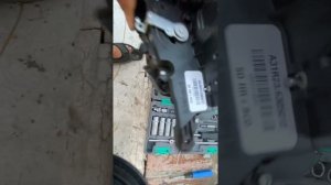 Газель Некст ЦМФ , пытаюсь отремонтировать замок на сдвижной боковой двери , сломан рычаг верхний