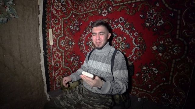 УШЕЛ ОДИН НА НОЧЬ В ИЗБУ. ЖИЗНЬ В ЛЕСНОЙ ХИЖИНЕ. ЗАПЕКАЮ МЯСО С ОВОЩАМИ В ПЕЧИ. RUSSIAN BUSHCRAFT.