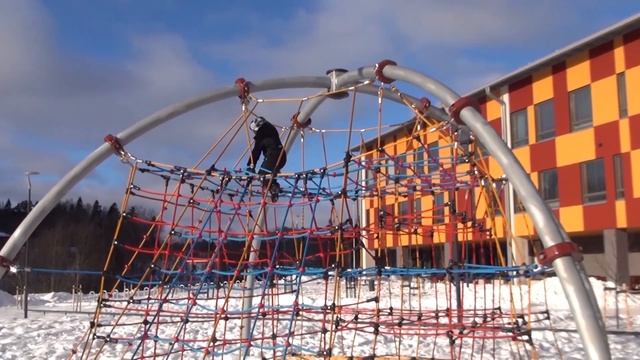 Прогулка с двойняшками около новой школы. Новая игрушка папы смотреть онлайн