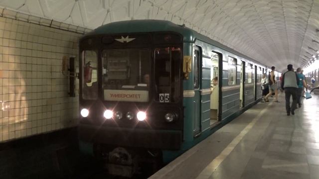 Московский Метрополитен 81-717/714 серии 2663 и 2533 на станции Спортивная