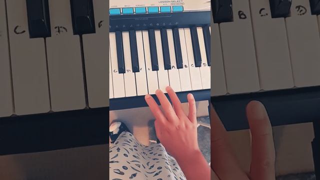 How to play twinkle twinkle little star on the piano/keyboard смотреть онлайн