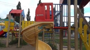 И снова детская площадки, и вновь винтовая горка