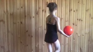 Перекат мяча по рукам (по груди, с руки на руку) в художественной гимнастике. Видео урок