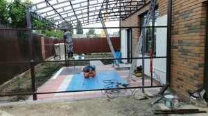 Навес примыкающий к зданию.