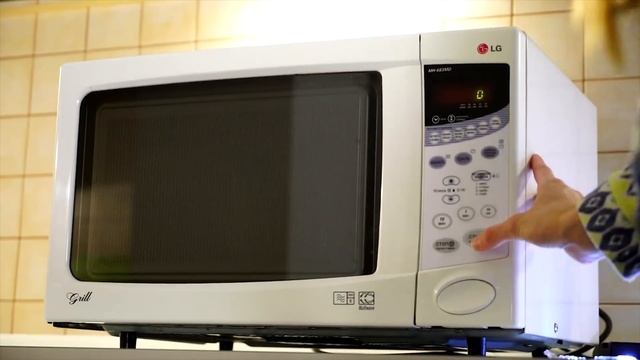 ПРОБУЕМ СДЕЛАТЬ ПОМАДУ ЗА 5 РУБЛЕЙ! DIY смотреть онлайн