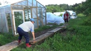 НА ДАЧЕ. ИЗ СТАРЫХ ДОСОК СООРУДИЛИ НУЖНУЮ ВЕЩЬ.