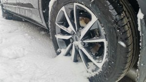 Geely Coolray переобул в лето - это к снегу. А ещё нашел ржавчину. Внезапно.