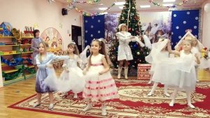 Танец "Серебристые снежинки" с шарфами. Старшая группа.Муз.рук.Е.Рабская.