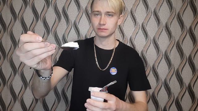 ОБЗОР НА ЙОГУРТ СО ВКУСОМ КЛУБНИКИ! // (Самый обычный йогурт)