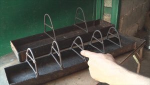 Из чего, а главное как сделать кормушку для нутрий своими руками.