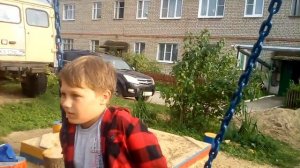 Качаемся на качелях делаем полу солнышко