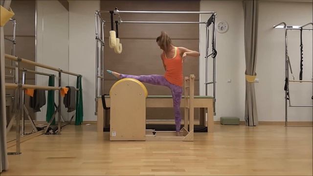 Упражнения на растяжку с использованием Barrel . смотреть онлайн