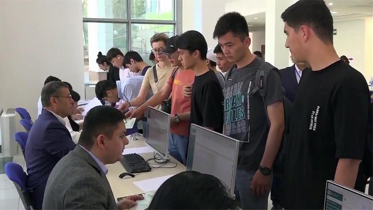 В Узбекистане на референдуме по внесению изменений в Конституцию приняли участие уже 35% избирателей
