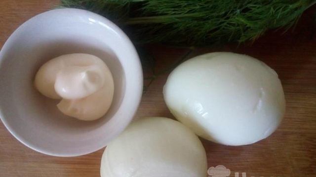 Луковый салат с вареными яйцами