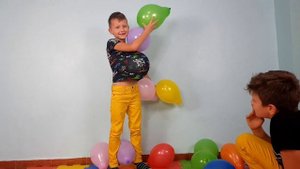 ВОЗДУШНЫЕ ШАРИКИ ЧЕЛЛЕНДЖ / Вова и Ваня играют воздушными шариками а проигравшему BALLOON BOOM