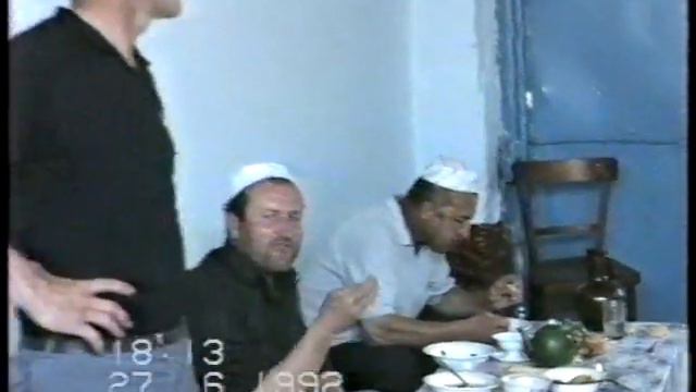 Жители поселка Ленинкент на мавлиде в 1992 году.