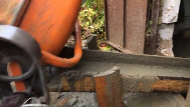 Бетономешалка прораб ECM 200 снова в работе, бетонирование фундамента, заливка плиты. смотреть онлайн