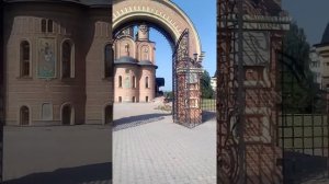 Город Осинники - Главная Площадь и Красивая Церковь Святой Троицы.