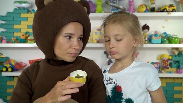 Маленькая Вера и Медведь играют в рулетку - Челлендж выбери и съешь не глядя