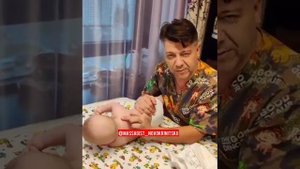 Как менять подгузник: способ 2