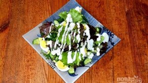 Салат с яйцом огурцом зеленым луком и сметаной