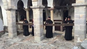 Звуки металлического клепала в ансамбле с билом. О.Патмос, мужской монастырь, престольный праздник.