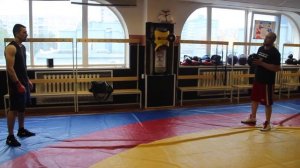 Как работать с медицинским мячом?