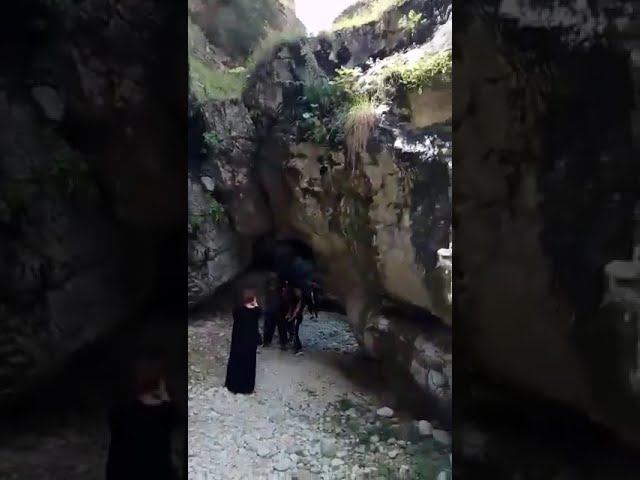 История Дагестана: Пещера с водопадом в селе Салта Гунибского района Республики Дагестан.