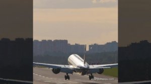 Боинг 777 Аэрофлот приземляется в Шереметьево на закате