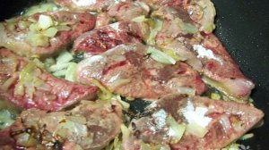 Печень свиная тушеная